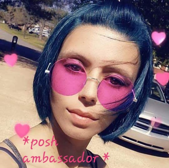 Meet your Posher, Kayla *posh ambassador * - Picture 2 of 8